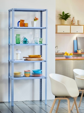 Una delicata sfumatura di azzurro per il grande scaffale Shelving Unit di Hay che, con il suo stile industriale, può essere collocato anche in ambienti retrò. La struttura in acciaio verniciato lo rende solido e stabile Misura L 75 x P 43 x H 200 cm. Prezzo 389 euro. www.hay.dk