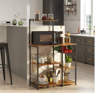 Può ospitare il forno a microonde, le pentole e tutti gli accessori che non trovano posto in cucina lo scaffale Vasagle di ManoMano in acciaio con  tanti ripiani portatutto color marrone con un aspetto vintage. Le dimensioni e la forma consentono di addossarlo all'isola centrale per aumentarne la capacità di contenimento. Misura L 90 x P 40 x H 134 cm. Prezzo 89,99 euro. www.manomano.it