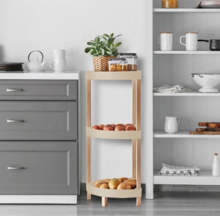 Permette di sfruttare l'angolo della cucina, ma non solo, il piccolo scaffale (Codice SNB000009NOC) in vendita da Kasanova. Il design moderno è sottolineato dai ripiani in polipropilene beige sostenuti da elementi in legno naturale. Misura L 33 x P 33 x H 73 cm. Prezzo 19,90 euro. www.kasanova.com