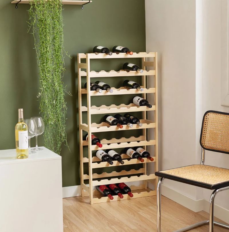 Dedicato agli amanti del buon vino lo scaffale portabottiglie (507159) in vendita da Conforama permette di sistemare fino a 54 bottiglie nella corretta posizione per la conservazione. La struttura, leggera e resistente nello stesso tempo, è in legno naturale che permette di collocarla in cucine sia moderne sia classiche. Misura L 60 x P 27 x H 121 cm. Prezzo 74,99 euro. www.conforama.it