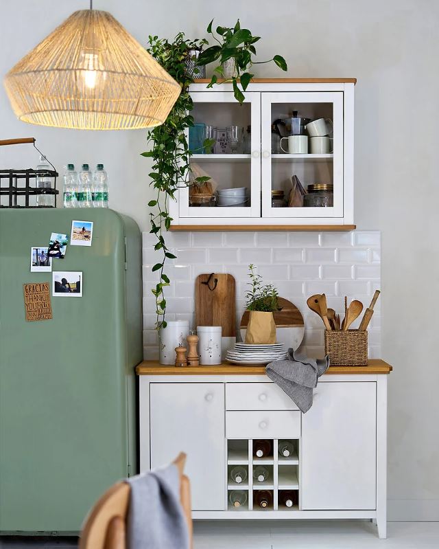 Lo scaffale vetrinetta Alvina di La Redoute Interieurs permette di conservare spezie, stoviglie e altri accessori, proteggendoli dalla polvere. La struttura è in pino massello con finitura bianca, mentre le ante sono in vetro temperato trasparente; all'interno trova posto un ripiano regolabile in tre posizioni. Misura L 74 x P 25 x H 58 cm. Prezzo 249 euro. www.laredoute.it Lo scaffale vetrinetta Alvina di La Redoute Interieurs permette di conservare spezie, stoviglie e altri accessori, proteggendoli dalla polvere. La struttura è in pino massello con finitura bianca, mentre le ante sono in vetro temperato trasparente; all'interno trova posto un ripiano regolabile in tre posizioni. Misura L 74 x P 25 x H 58 cm. Prezzo 249 euro. www.laredoute.it