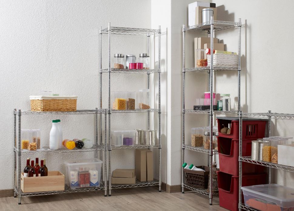 È disponibile in formati diversi lo scaffale in kit Spaceo Chrome Style (Ref. 34647284) in vendita da Leroy Merlin e permette di dare vita anche a composizioni articolate. La struttura e i tre ripiani regolabili, che possono sostenere fino a 50 kg ciascuno, sono realizzati in acciaio cromato. Misura L 60 x P 35 x H 90 cm. Prezzo 55,90 euro. www.leroymerlin.it