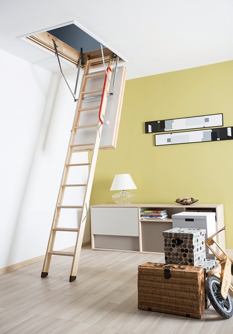 La scala retrattile sezionale LWT di Fakro permette l'accesso al tetto e al sottotetto ed evita dispersioni di calore dall'ambiente in cui si colloca, avendo un coefficiente di trasmittanza Uw pari a 0,51W/m²K, anche grazie a tre guarnizioni perimetrali e allo spessore di isolamento termico di 7,4 cm (botola di spessore 8 cm). Realizzata in legno ha gradini antiscivolo e corrimano. Disponibile anche con kit di isolamento Passive House, si presta all’installazione anche nelle case passive. www.fakro.it La scala retrattile sezionale LWT di Fakro permette l'accesso al tetto e al sottotetto ed evita dispersioni di calore dall'ambiente in cui si colloca, avendo un coefficiente di trasmittanza Uw pari a 0,51W/m²K, anche grazie a tre guarnizioni perimetrali e allo spessore di isolamento termico di 7,4 cm (botola di spessore 8 cm). Realizzata in legno ha gradini antiscivolo e corrimano. Disponibile anche con kit di isolamento Passive House, si presta all’installazione anche nelle case passive. www.fakro.it