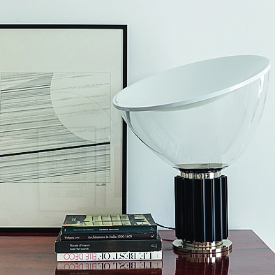 Taccia Achille e Pier Giacomo Castiglioni, 1962. Dal design industriale, la lampada da tavolo a luce indiretta e riflessa ha il diffusore orientabile in alluminio verniciato. Taccia Achille e Pier Giacomo Castiglioni, 1962. Dal design industriale, la lampada da tavolo a luce indiretta e riflessa ha il diffusore orientabile in alluminio verniciato.