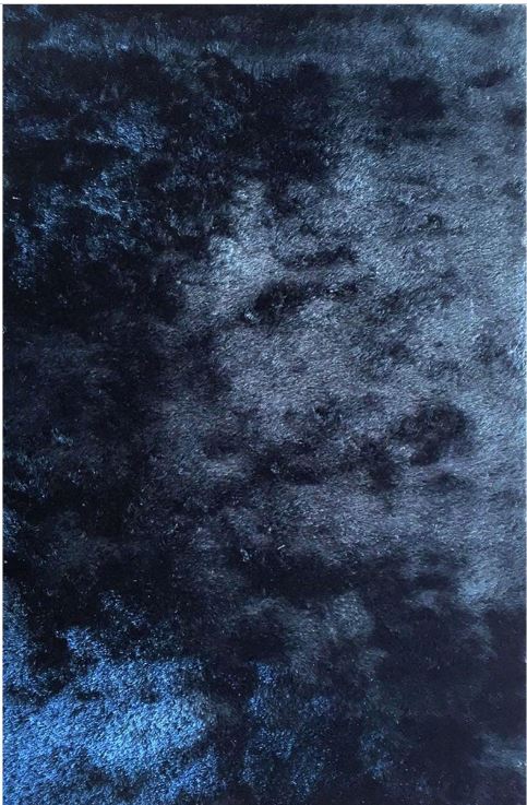 Il tappeto a pelo lungo Fluo blu (Ref. 82592269) è realizzato in 100% poliestere che lo rende resistente e decorativo. Misura L 160 x P 230 cm. Prezzo 229 euro.