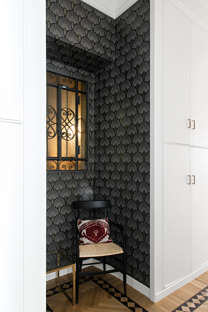 tappezzeria nera in nicchia corridoio
