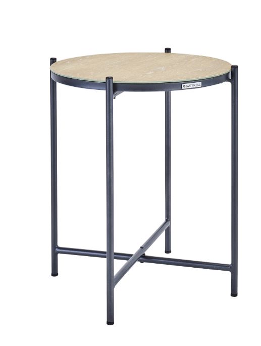 Il tavolino Mobis di Naterial (Ref. 83813048) ha il piano rotondo fisso in vetro beige e la struttura in acciaio. Misura Ø 43 x H 53 cm. Prezzo 49,99 euro.