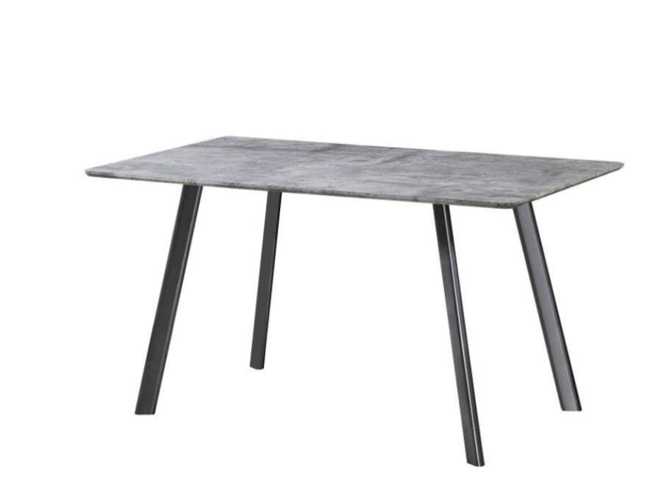 Il tavolo Paros (Ref. 86669234) ha il piano rettangolare in MDF nella finitura cemento sorretto dalle gambe in metallo grigio scuro. Misura L 140 x P 80 x H 75 cm. Prezzo 199 euro.