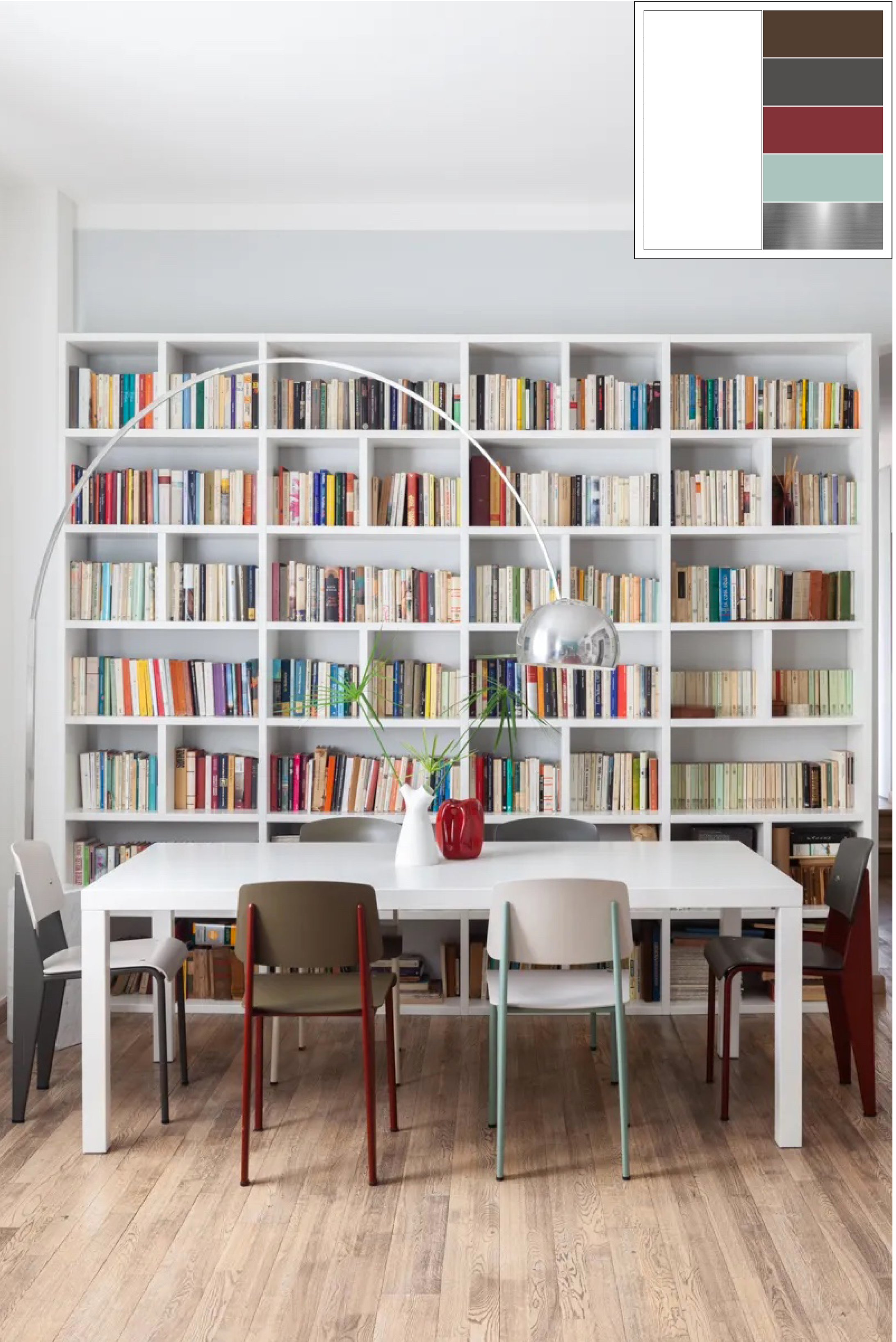 tavolo e libreria bianchi con sedie colorate tavolo e libreria bianchi con sedie colorate