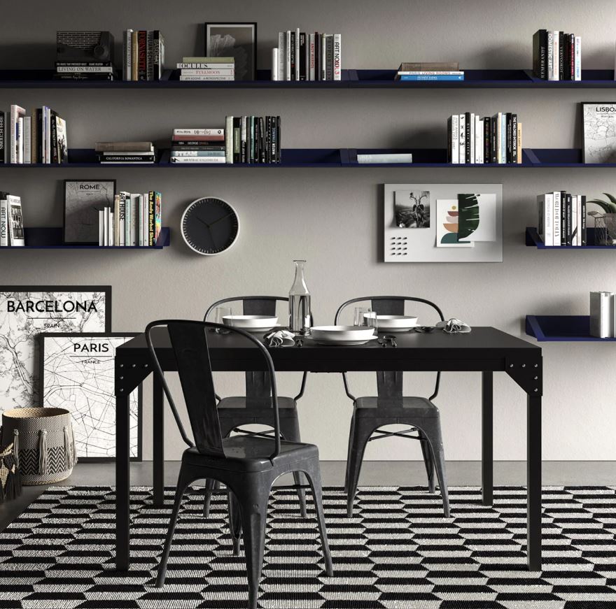 Il tavolo scrivania total black Atollo di Sloop Arredi ha la struttura in acciaio Fe verniciato con trattamento a polvere e il top in legno di pioppo verniciato a velo con laccatura ad eccimeri che dà vita ad una superficie extra matt resistente a graffi e abrasioni. Si tratta di un arredo sostenibile perché il metallo è 100% riciclabile Misura L 141,4 x P 91,4 x H 75,5 cm. Prezzo 890 euro. www.slooparredi.it