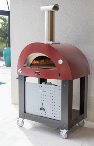 Il forno a gas o a legna per l’home pizza Moderno 2 di Alfa Forni è uno strumento di cottura in grado di integrarsi perfettamente negli spazi outdoor più moderni. Le dimensioni compatte e la semplicità d’uso lo rendono ideale anche se si dispone di poco spazio in balcone, terrazzo o giardino, ma si desidera godere appieno dell’esperienza di cucinare all’aperto. Questo forno si scalda velocemente ed è subito pronto per realizzare numerose ricette in grado di intrattenere e stupire gli amici con una pizza buona come in pizzeria. La volta in acciaio Inox e la coibentazione in fibra ceramica, unite al piano realizzato in tavelle refrattarie, garantiscono prestazioni di cottura elevate e risultati sempre perfetti. Grazie al Kit Hybrid consente di cuocere a legna anche nel modello alimentato a gas, così da poter scegliere di volta in volta quale combustibile utilizzare per cuocere le proprie ricette. Inoltre, è dotato dell’innovativa tecnologia Heat Genius, grazie alla quale il condimento cuoce a una temperatura e l’impasto a un’altra, con il risultato che ogni pizza è sempre fragrante e ben cotta, perché il calore viene rilasciato lentamente dalla pietra refrattaria e irradiato uniformemente attraverso le pareti curve del forno; ciò permette anche di ridurre i consumi. Il forno raggiunge 500°C in soli 30 minuti e cuoce fino a 2 pizze in 90 secondi. Misura L 101,5 x P 86 x H 68,5 cm. Peso 89 Kg. Questo modello può essere acquistato comprensivo di base che permette di spostarlo agevolmente grazie alle comode ruote professionali con freno e al contempo di ottimizzare gli spazi outdoor grazie al pratico ripiano utile per appoggiare la legna o nascondere la bombola del gas. Prezzo del forno 1550 euro, prezzo della base con ruote 545 euro. http://www.alfaforni.com