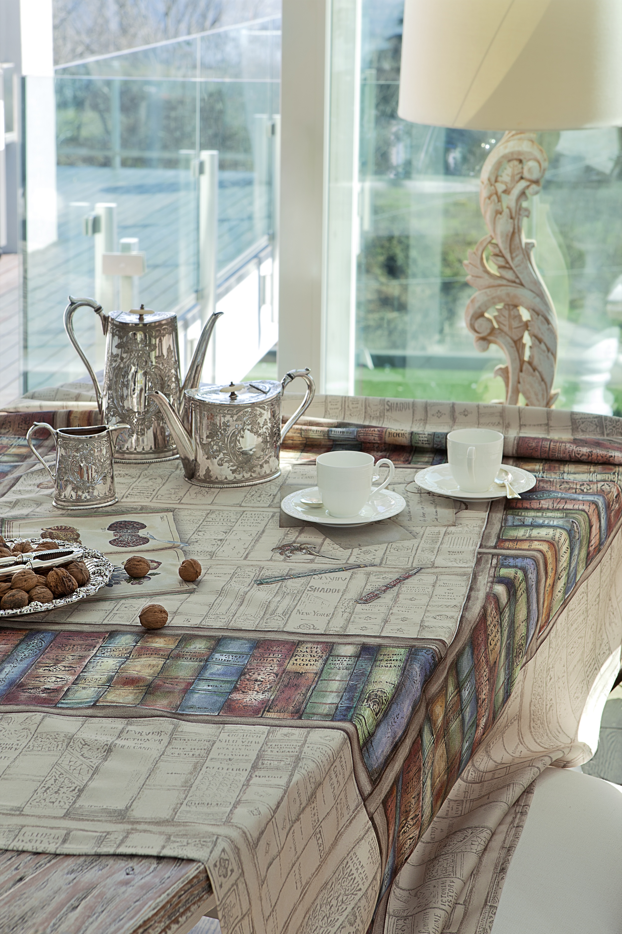 Eleganza sostenibile, Tablò Sateen Bio di Mirabello Carrara è un telo arredo leggero e versatile da poter utilizzare come tovaglia, copri poltrona o per abbellire ogni spazio domestico e realizzato con una speciale fibra tessile proveniente da agricoltura biologica, secondo altissimi standard a tutela della salute e dell’ambiente. In foto fantasia Book Shop. Misure: L 150 x P 150 cm, L 150 x P 180 cm, L 150 x P 230 cm, L 150 x 260 cm. Prezzo a partire da 56 euro nella misura quadrata. www.mirabellocarrara.it Eleganza sostenibile, Tablò Sateen Bio di Mirabello Carrara è un telo arredo leggero e versatile da poter utilizzare come tovaglia, copri poltrona o per abbellire ogni spazio domestico e realizzato con una speciale fibra tessile proveniente da agricoltura biologica, secondo altissimi standard a tutela della salute e dell’ambiente. In foto fantasia Book Shop. Misure: L 150 x P 150 cm, L 150 x P 180 cm, L 150 x P 230 cm, L 150 x 260 cm. Prezzo a partire da 56 euro nella misura quadrata. www.mirabellocarrara.it