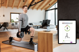 La nuova piattaforma Smart Connected Sensors di Bosch Sensortec lanciata al CES 2024 garantisce non solo la misurazione di movimenti e ripetizioni durante la fase di allenamento indoor, ma anche un feedback qualitativo sull’esecuzione del movimento. Specificamente progettata per il tracciamento del movimento di tutto il corpo, questa nuova piattaforma fornisce una soluzione hardware e software completamente integrata che riduce drasticamente i costi di sviluppo e il time-to-market. Un sistema che comprende sensori programmabili che utilizzano la funzionalità IA e un progetto di riferimento wearable che può essere facilmente collegato a qualsiasi parte del corpo senza dover gestire l’ingombro dei cavi, una telecamera esterna o tute apposite. Tra le caratteristiche del software vi sono il riconoscimento dei gesti e delle attività, il rilevamento dei movimenti del corpo, le informazioni relative all’angolo del corpo, nonché un coach che fornisce un feedback. Ideale per la riabilitazione, il fitness e il gaming. La piattaforma consente agli utenti di eseguire correttamente esercizi di riabilitazione a casa, garantendo loro un recupero più rapido. I sensori di movimento offrono un controllo intuitivo e accurato che consente di monitorare anche i movimenti più piccoli nel gaming altamente reattivo. Nell’ambito dello sport e del fitness, i sensori di movimento possono essere utilizzati per il rilevamento completo dei movimenti del corpo, per esempio per fornire un feedback dettagliato su come vengono eseguiti gli esercizi ad alta intensità. I sensori comunicano in modalità wireless tramite Bluetooth Low Energy e quindi non limitano il movimento degli utenti. È possibile collegare il sistema a numerose applicazioni, come cuffie AR/VR e dispositivi wearable e hearable. http://www.bosch-sensortec.com La nuova piattaforma Smart Connected Sensors di Bosch Sensortec lanciata al CES 2024 garantisce non solo la misurazione di movimenti e ripetizioni durante la fase di allenamento indoor, ma anche un feedback qualitativo sull’esecuzione del movimento. Specificamente progettata per il tracciamento del movimento di tutto il corpo, questa nuova piattaforma fornisce una soluzione hardware e software completamente integrata che riduce drasticamente i costi di sviluppo e il time-to-market. Un sistema che comprende sensori programmabili che utilizzano la funzionalità IA e un progetto di riferimento wearable che può essere facilmente collegato a qualsiasi parte del corpo senza dover gestire l’ingombro dei cavi, una telecamera esterna o tute apposite. Tra le caratteristiche del software vi sono il riconoscimento dei gesti e delle attività, il rilevamento dei movimenti del corpo, le informazioni relative all’angolo del corpo, nonché un coach che fornisce un feedback. Ideale per la riabilitazione, il fitness e il gaming. La piattaforma consente agli utenti di eseguire correttamente esercizi di riabilitazione a casa, garantendo loro un recupero più rapido. I sensori di movimento offrono un controllo intuitivo e accurato che consente di monitorare anche i movimenti più piccoli nel gaming altamente reattivo. Nell’ambito dello sport e del fitness, i sensori di movimento possono essere utilizzati per il rilevamento completo dei movimenti del corpo, per esempio per fornire un feedback dettagliato su come vengono eseguiti gli esercizi ad alta intensità. I sensori comunicano in modalità wireless tramite Bluetooth Low Energy e quindi non limitano il movimento degli utenti. È possibile collegare il sistema a numerose applicazioni, come cuffie AR/VR e dispositivi wearable e hearable. http://www.bosch-sensortec.com