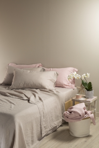 Fibre naturali per un fresco riposo, il completo lenzuola Panarea di Caleffi è realizzato in puro lino, un tessuto di altissima qualità che, grazie al suo peculiare effetto stropicciato, conferisce un particolare fascino “raw” all’ambiente letto. Disponibile nella misura Matrimoniale. Prezzo indicativo a partire da 348 euro. www.caleffionline.it Fibre naturali per un fresco riposo, il completo lenzuola Panarea di Caleffi è realizzato in puro lino, un tessuto di altissima qualità che, grazie al suo peculiare effetto stropicciato, conferisce un particolare fascino “raw” all’ambiente letto. Disponibile nella misura Matrimoniale. Prezzo indicativo a partire da 348 euro. www.caleffionline.it