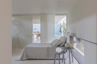 Completo di lenzuola Belgioioso della collezione Zucchi, in percalle di puro cotone tinta unita impreziosito dalla finitura à jour. Disponibile in tre varianti di colore, nella dimensione matrimoniale. Prezzo 250 euro. È abbinato alla morbida coperta Palestro in maglia di cotone nido d’ape. Prezzo 190 euro. http://www.zucchi.it Completo di lenzuola Belgioioso della collezione Zucchi, in percalle di puro cotone tinta unita impreziosito dalla finitura à jour. Disponibile in tre varianti di colore, nella dimensione matrimoniale. Prezzo 250 euro. È abbinato alla morbida coperta Palestro in maglia di cotone nido d’ape. Prezzo 190 euro. http://www.zucchi.it