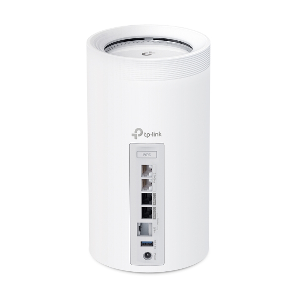 Deco BE95 di TP-Link è un sistema progettato per sfruttare tutte le innovazioni dello standard Wi-Fi 7, inclusa la nuova banda da 6 GHz che elimina le interferenze create dai dispositivi di vecchia generazione. La tecnologia 4K-QAM offre velocità di trasmissione teoriche superiori del 20% rispetto a 1024-QAM, miglioramenti che garantiscono una connettività wireless ultra veloce e affidabile, consentendo agli utenti di usufruire di connessioni Wi-Fi ad alta velocità, a bassa latenza e stabili per ogni dispositivo. Gli utenti possono scegliere tra fibra ottica, Ethernet, 5G/4G e DSL, in base alla configurazione preferita. Inoltre, Deco Mesh offre varie opzioni di implementazione della rete a seconda del mezzo di trasmissione utilizzato: che si tratti di cavo, Power over Ethernet (PoE) o Powerline Communication (PLC), mette a disposizione una soluzione Wi-Fi flessibile e versatile per tutta la casa. Non solo, il Wi-Fi Mesh per esterni estende la copertura agli spazi esterni come piscine e giardini, rendendolo una scelta eccellente per appartamenti, ville e proprietà di grandi dimensioni. Questo  offre velocità combinate fino a 33 Gbps su 16 stream e 4 bande. Dotato di porte multi-gigabit ultra-veloci, il dispositivo Wi-Fi 7 supporta velocità fino a 10 Gbps. Inoltre, la tecnologia AI-Roaming integrata mantiene una connessione ottimale mentre ci sposta fra una stanza e l’altra, consentendo uno streaming senza interruzioni alla massima velocità possibile. http://www.tp-link.com Deco BE95 di TP-Link è un sistema progettato per sfruttare tutte le innovazioni dello standard Wi-Fi 7, inclusa la nuova banda da 6 GHz che elimina le interferenze create dai dispositivi di vecchia generazione. La tecnologia 4K-QAM offre velocità di trasmissione teoriche superiori del 20% rispetto a 1024-QAM, miglioramenti che garantiscono una connettività wireless ultra veloce e affidabile, consentendo agli utenti di usufruire di connessioni Wi-Fi ad alta velocità, a bassa latenza e stabili per ogni dispositivo. Gli utenti possono scegliere tra fibra ottica, Ethernet, 5G/4G e DSL, in base alla configurazione preferita. Inoltre, Deco Mesh offre varie opzioni di implementazione della rete a seconda del mezzo di trasmissione utilizzato: che si tratti di cavo, Power over Ethernet (PoE) o Powerline Communication (PLC), mette a disposizione una soluzione Wi-Fi flessibile e versatile per tutta la casa. Non solo, il Wi-Fi Mesh per esterni estende la copertura agli spazi esterni come piscine e giardini, rendendolo una scelta eccellente per appartamenti, ville e proprietà di grandi dimensioni. Questo  offre velocità combinate fino a 33 Gbps su 16 stream e 4 bande. Dotato di porte multi-gigabit ultra-veloci, il dispositivo Wi-Fi 7 supporta velocità fino a 10 Gbps. Inoltre, la tecnologia AI-Roaming integrata mantiene una connessione ottimale mentre ci sposta fra una stanza e l’altra, consentendo uno streaming senza interruzioni alla massima velocità possibile. http://www.tp-link.com