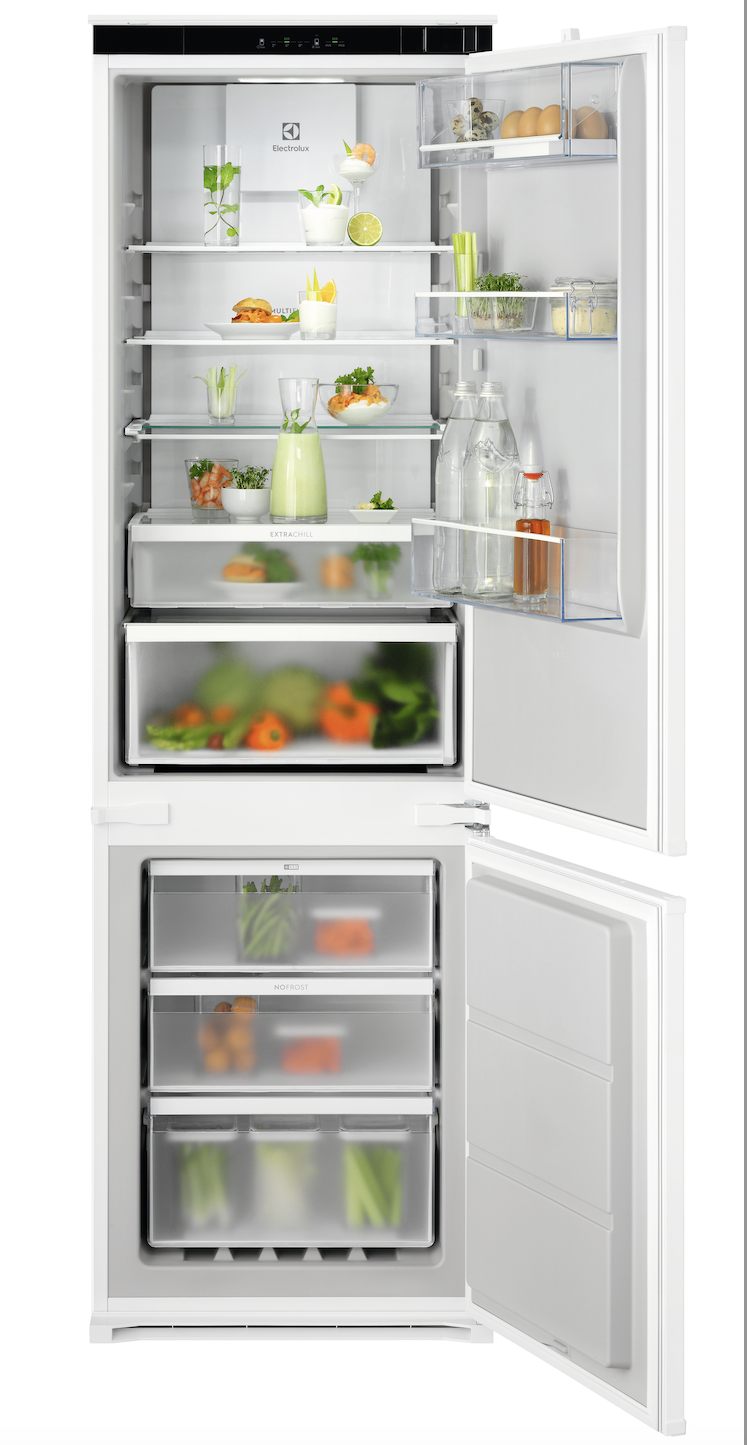 Il frigocongelatore serie 600 TwinTech Total No Frost modello ENT6ME18S di Electrolux è la nuova frontiera della conservazione. La sua tecnologia consente di avere le condizioni ottimali per la conservazione dei tuoi ingredienti sia nel vano frigorifero che nel vano congelatore, per ingredienti sempre freschi e meno sprechi. Misura L 54,6 x P 54,9 x H 177,2 cm. Prezzo 1.099,99 euro