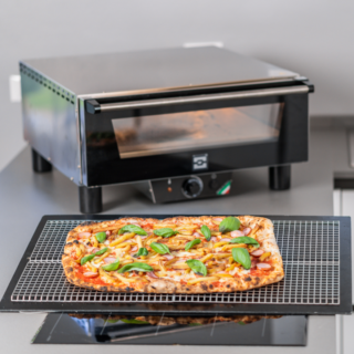 Il forno N5 di Effeovens presenta all’interno la pietra Biscotto, in cui si può cuocere sia le pizze in teglia che le pizze napoletane. È perfetto se si vuole cuocere una pizza formato famiglia, pizze a ruote o ben 4 pizze a portafoglio. Ma si possono cuocere, come negli altri forni, la pizza romana, napoletana, pinsa, pane, etc. Questo forno è adatto all’uso domestico, anche negli impianti elettrici casalinghi da 3kW. Ha una resistenza superiore da 3200 Watt. Raggiunge una temperatura di 509 °C. Misura L 59 x P 70 x H 32 cm. Pesa 35 Kg. Prezzo 589 euro. http://www.effeovens.com