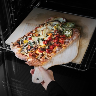 Il forno da incasso SteamBake di Electrolux è ideale per la preparazione di lievitati grazie alle numerose funzioni di cottura tra cui il programma “Pizza”. Questo programma, utilizzando il calore in modo statico attivando la resistenza inferiore e superiore, permette di ottenere una pizza croccante fuori e, grazie all’umidità, morbida e perfettamente cotta all’interno. L’umidità generata nella cavità del forno, infatti, favorisce la completa lievitazione dell’impasto; la circolazione uniforme del calore interno unita alla cottura multilivello, assicura su ciascun ripiano risultati impeccabili, dando vita a preparazioni morbide all’interno e dorate all’esterno. Il programma speciale di pulizia a vapore, AquaClean, infine, utilizza il potere dell’umidità per sciogliere il grasso ostinato e i residui, lasciando le superfici brillanti e perfettamente igienizzate. Capacità 72 litri. Misura L 56 x P 58 cm x H 60 cm. Prezzo 599,99 euro