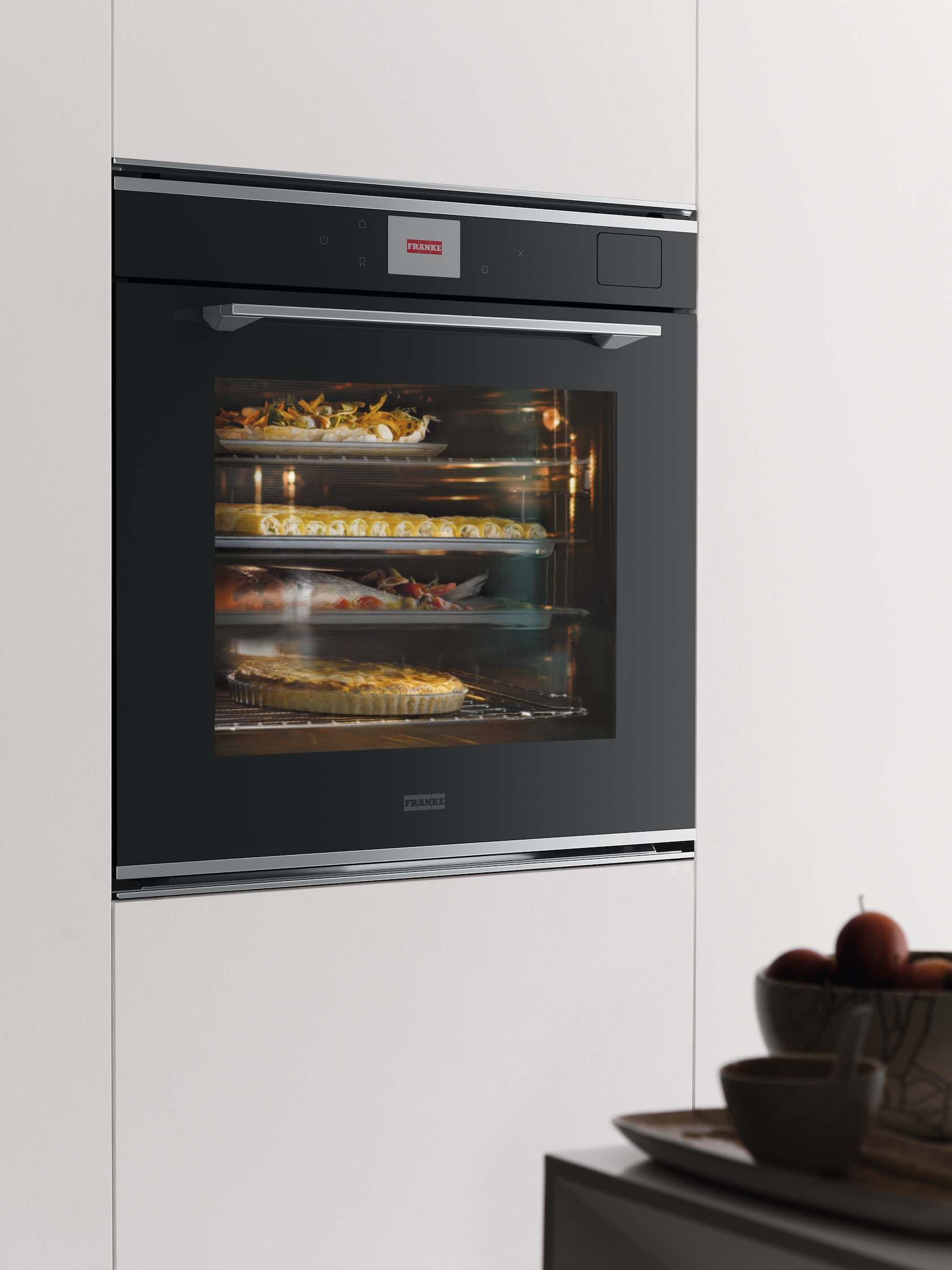 Il forno elettrico a vapore Mythos di Franke è dotato della modalità CookAssist con 60 ricette pre-impostate e 15 funzioni speciali, consente una cottura “delicata”: grazie al vapore, permette di preparare piatti sani e ricchi di gusto. Questo modello ha un programma espressamente dedicato alla pizza con ben 3 ricette automatiche. Inoltre, tra i programmi Multicooking, vi è anche la possibilità di cuocere fino a 4 pizze contemporaneamente. La tecnologia a vapore si spinge oltre con la funzione di pulizia a vapore: grazie a questa innovazione, chi ama la casa non deve utilizzare prodotti chimici per pulire il forno. La pulizia a vapore è una modalità più efficiente anche in termini di energia e tempo. Capacità 73 litri. Misura L 59,4 x P 56,4 x H 59,5 cm. http://www.franke.com