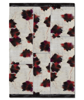 La collezione di tappeti Luoghi di G.T.Design è realizzata in pura lana vergine della Nuova Zelanda ed è firmata da Deanna Comellini – founder e art director del brand, si contraddistingue soprattutto per essere dipinta a mano su entrambi i lati e per essere espressione della più alta manifattura italiana. Questo tappeto realizzato in fibre naturali, in cui i materiali più pregiati incontrano l’innovazione tecnologica e il savoir-faire dell’artigianato, vede come protagonista pennellate di nero, rosso e magenta che si uniscono a creare esclusivi motivi floreali rendendo il tappeto di grandissimo impatto visivo. Leggero e calo, il tappeto si adatta a qualsiasi interior, arricchendo gli spazi, creando un clima confortevole e familiare, contribuendo a rendere l’atmosfera più intima e raccolta. Misura L 205 x P 295 cm. Colorazione Fiori. http://www.gtdesign.it La collezione di tappeti Luoghi di G.T.Design è realizzata in pura lana vergine della Nuova Zelanda ed è firmata da Deanna Comellini – founder e art director del brand, si contraddistingue soprattutto per essere dipinta a mano su entrambi i lati e per essere espressione della più alta manifattura italiana. Questo tappeto realizzato in fibre naturali, in cui i materiali più pregiati incontrano l’innovazione tecnologica e il savoir-faire dell’artigianato, vede come protagonista pennellate di nero, rosso e magenta che si uniscono a creare esclusivi motivi floreali rendendo il tappeto di grandissimo impatto visivo. Leggero e calo, il tappeto si adatta a qualsiasi interior, arricchendo gli spazi, creando un clima confortevole e familiare, contribuendo a rendere l’atmosfera più intima e raccolta. Misura L 205 x P 295 cm. Colorazione Fiori. http://www.gtdesign.it