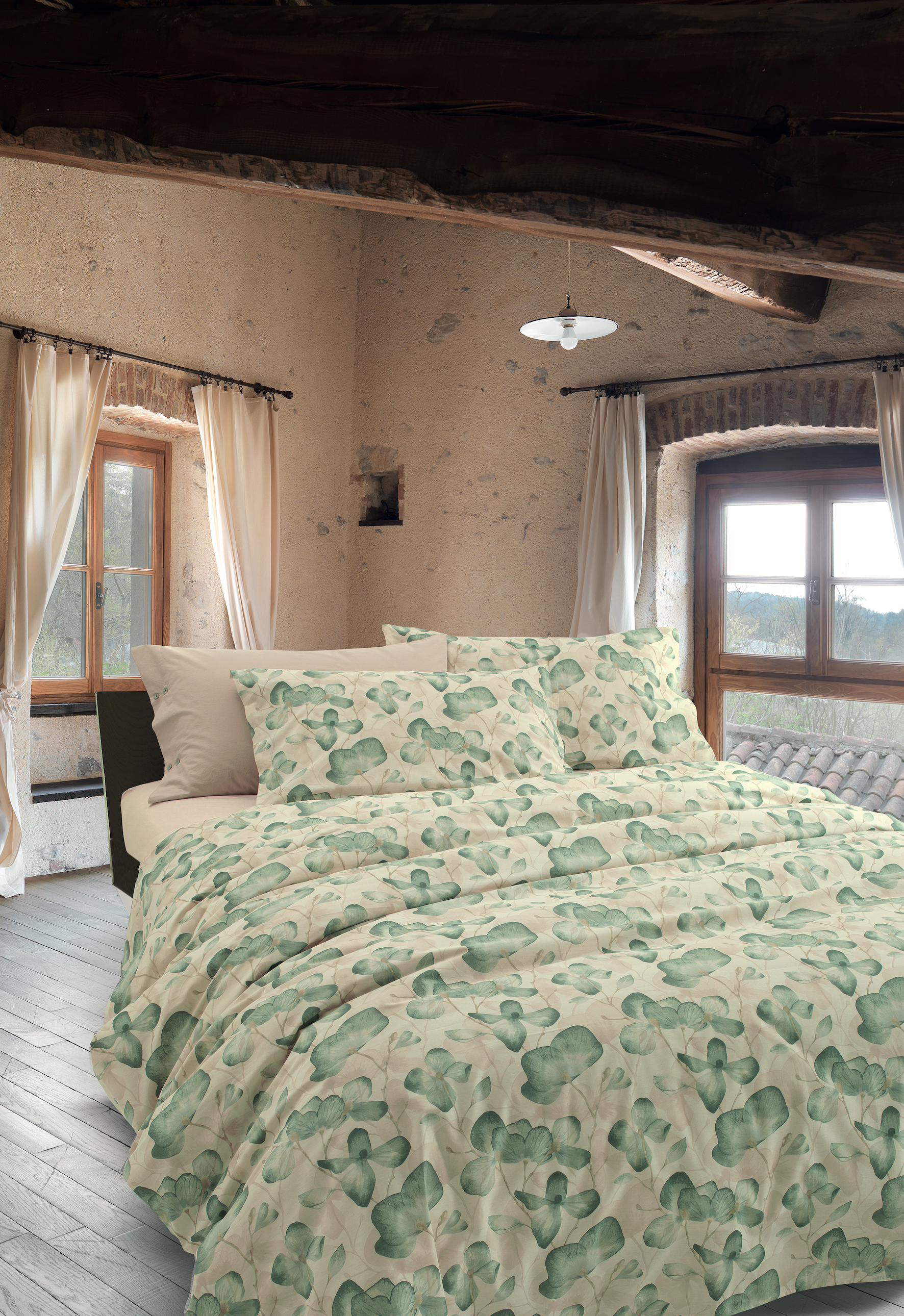 Il completo copripiumino Quarzo della collezione Naturae di Gabel1957 è un prodotto di altissima qualità, che celebra la natura rispettandola. Questa collezione, caratterizzata dall’utilizzo di cotone grezzo non candeggiato e non trattato, coniuga infatti la genuinità e l’armonia della natura con l’eleganza e il fascino della tradizione, identificando i valori e le scelte dell’azienda dal punto di vista etico ed ambientale. In particolare, questo completo è stampato in madapolam di puro cotone da 58 fili al cmq, non trattato, 100% Made in Italy e certificato Oeko-Tex. Disponibile esclusivamente nella dimensione matrimoniale L 250 x P 205 cm, è composto da coppia di federe con quattro piccoli volani, sotto-lenzuolo con angoli e sacco con innovativo sistema che facilita l’inserimento del piumino. Prezzo 95,20 euro. http://www.gabel1957.com Il completo copripiumino Quarzo della collezione Naturae di Gabel1957 è un prodotto di altissima qualità, che celebra la natura rispettandola. Questa collezione, caratterizzata dall’utilizzo di cotone grezzo non candeggiato e non trattato, coniuga infatti la genuinità e l’armonia della natura con l’eleganza e il fascino della tradizione, identificando i valori e le scelte dell’azienda dal punto di vista etico ed ambientale. In particolare, questo completo è stampato in madapolam di puro cotone da 58 fili al cmq, non trattato, 100% Made in Italy e certificato Oeko-Tex. Disponibile esclusivamente nella dimensione matrimoniale L 250 x P 205 cm, è composto da coppia di federe con quattro piccoli volani, sotto-lenzuolo con angoli e sacco con innovativo sistema che facilita l’inserimento del piumino. Prezzo 95,20 euro. http://www.gabel1957.com