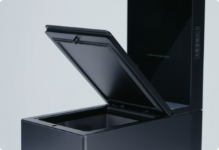 Mycup di LG è una soluzione commerciale per lavare i bicchieri, dotata di tecnologia all’avanguardia e funzioni igienizzanti, che rende semplice e veloce la pulizia dei bicchieri, scoraggiando l’utilizzo dei contenitori monouso. Il funzionamento è molto semplice: basta inserire i bicchieri uno alla volta all’interno del vano apposito, selezionare uno dei due programmi di pulizia tramite l’applicazione e attendere il completamento del processo il cui stato viene mostrato sul display di cui è dotato il dispositivo. I due programmi disponibili utilizzano un ciclo di acqua calda a 65 gradi per garantire igiene e pulizia accurate. Il programma Quick Wash pulisce l’interno dei bicchieri in soli 30 secondi, mentre, per una pulizia più profonda adatta ai residui più difficili, il programma Extra Wash utilizza un sistema con getto d’acqua multidirezionale e aria calda che permette di pulire e asciugare delicatamente i bicchieri. Grazie al suo ingombro minimo e al suo design sottile e compatto, è una soluzione salvaspazio ideale per diversi ambienti, dai bar, agli uffici, dalle scuole agli, istituti di formazione, – anche grazie al suo design semplice e moderno. Inoltre, la lavabicchieri è dotata di alcune delle tecnologie sviluppate da LG per risparmiare acqua. La tecnologia Bubble Jet, per esempio, consente di ridurre in modo significativo l’utilizzo di acqua, mantenendo elevati standard di pulizia.  Durante i test, il getto d’acqua usato nella modalità Quick Wash ha consentito di ridurre del 17% il consumo di acqua. Misura L 23 x P 42/43 x H 90 cm. http://www.lg.com Mycup di LG è una soluzione commerciale per lavare i bicchieri, dotata di tecnologia all’avanguardia e funzioni igienizzanti, che rende semplice e veloce la pulizia dei bicchieri, scoraggiando l’utilizzo dei contenitori monouso. Il funzionamento è molto semplice: basta inserire i bicchieri uno alla volta all’interno del vano apposito, selezionare uno dei due programmi di pulizia tramite l’applicazione e attendere il completamento del processo il cui stato viene mostrato sul display di cui è dotato il dispositivo. I due programmi disponibili utilizzano un ciclo di acqua calda a 65 gradi per garantire igiene e pulizia accurate. Il programma Quick Wash pulisce l’interno dei bicchieri in soli 30 secondi, mentre, per una pulizia più profonda adatta ai residui più difficili, il programma Extra Wash utilizza un sistema con getto d’acqua multidirezionale e aria calda che permette di pulire e asciugare delicatamente i bicchieri. Grazie al suo ingombro minimo e al suo design sottile e compatto, è una soluzione salvaspazio ideale per diversi ambienti, dai bar, agli uffici, dalle scuole agli, istituti di formazione, – anche grazie al suo design semplice e moderno. Inoltre, la lavabicchieri è dotata di alcune delle tecnologie sviluppate da LG per risparmiare acqua. La tecnologia Bubble Jet, per esempio, consente di ridurre in modo significativo l’utilizzo di acqua, mantenendo elevati standard di pulizia.  Durante i test, il getto d’acqua usato nella modalità Quick Wash ha consentito di ridurre del 17% il consumo di acqua. Misura L 23 x P 42/43 x H 90 cm. http://www.lg.com