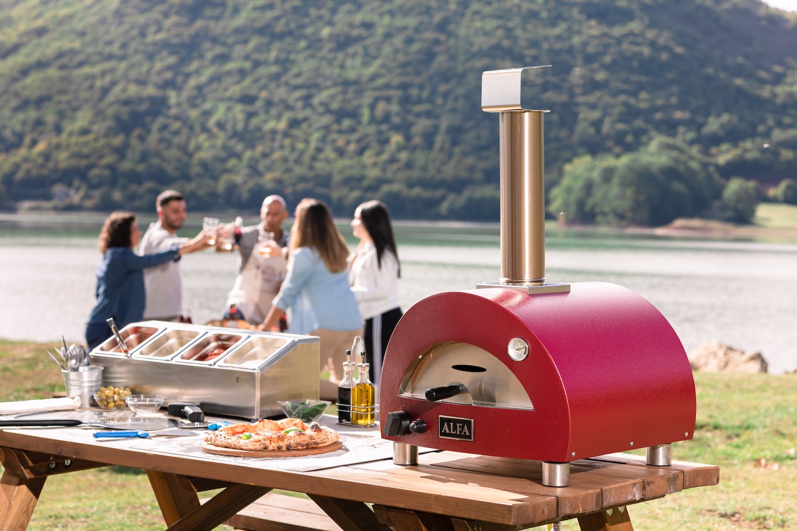 Moderno Portable di Alfa Forni pesa appena 35 Kg, ma garantisce prestazioni professionali. Compatto, facilmente trasportabile, pensato per tutti coloro che amano fare la pizza a casa o cucinare all’aperto, le dimensioni di questo forno consentono di spostarlo agevolmente e di poterlo utilizzare in giardino, in tutti gli ambienti esterni della casa, compreso il balcone e adatto anche per spostamenti in camper per godere la vita outdoor. In 30 minuti raggiunge fino a 500 °C permettendo di sfornare in appena 90 secondi una vera pizza napoletana, ovunque. Il calore sospinto “around and down” fa sì, infatti, che il forno mantenga sempre la giusta temperatura per poter cuocere in maniera ottimale sia la base sia i condimenti della pizza. Il piano di cottura misura L 40 x P 40 cm, realizzato con mattone refrattario; la camera di combustione consente di cuocere una pizza alla volta. L’alimentazione è a gas Gpl. I consumi sono ridotti al minimo grazie all’innovativa tecnologia Heat GeniusTM: solo 0,50 kg di combustione l’ora. Facile da montare, la confezione comprende sportello, canna fumaria e comignolo, manopola per controllare la fiamma del gas, pulsante di accensione, pirometro per rilevare la temperatura interna del forno, bruciatore 7 kW, 4 piedini, in imballaggio eco-compatibile e compatto per essere facilmente trasportato in auto. Per facilitarne il trasporto e riporlo adeguatamente è disponibile anche la pratica cover utile a proteggere il forno da agenti atmosferici e polvere. Quando non si utilizza, la cover si trasforma in una comoda sacca da trasporto grazie alle due maniglie laterali che permettono di spostarlo ovunque. Misura L 55 x P 58 x H 38 cm. http://www.alfaforni.it