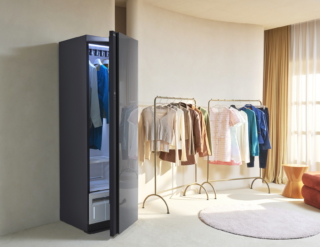 LG Styler, il guardaroba multifunzione in grado di igienizzare, deumidificare, rinfrescare, stirare e asciugare i capi. La nuova soluzione di LG integra diverse novità che migliorano le prestazioni antipiega, di asciugatura e di deumidificazione, tra cui un mini vaporizzatore ad alta pressione, il Dynamic Moving Hanger e la tecnologia Dual TrueSteam. Il vaporizzatore ad alta pressione facilita la rimozione delle pieghe da camicie e altri indumenti evitando di dover utilizzare il ferro da stiro: è sufficiente infatti appendere i vestiti stropicciati nella parte interna della porta aperta, estrarre il vaporizzatore collegato alla parte inferiore e farlo scorrere manualmente sulla superficie dei capi. Il vaporizzatore utilizza un vapore ad alta pressione che penetra nelle fibre, lasciandole liscie e morbide, riducendo significativamente la necessità di stirare in maniera tradizionale. Inoltre, le dimensioni compatte ne aumentano la praticità e consentono di riporlo facilmente nell’alloggio dedicato. Il Dynamic Moving Hanger è un sistema di rimozione della polvere, di deodorazione, asciugatura e attenuazione delle pieghe che sfrutta un meccanismo con movimenti rotatori. Le grucce cui sono appesi i capi si muovono velocemente in varie direzioni che consentono di deodorare, asciugare ed eliminare le tracce di polvere o di piccoli altri residui presenti sui capi. In particolare, il ciclo “Polvere Sottile” permette di ruotare e scuotere i capi fino a 350 volte al minuto per rimuovere anche le particelle di polvere più fini. La tecnologia Dual TrueSteam invece utilizza due riscaldatori per far bollire l’acqua e generare vapore, consentendo un controllo più preciso del flusso e dell’intensità del getto di vapore. Anche i tessuti delicati, come seta e cashmere, vengono preservati grazie all’utilizzo di solo uno dei due riscaldatori, e permette anche di attivare lo speciale ciclo di igienizzazione, in grado di eliminare oltre il 99,99% dei germi e 11 tipi di batteri nocivi presenti negli indumenti. La funzione di deumidificazione integrata, permette di raccogliere fino a 10 litri di umidità dalla stanza anche senza aprirne la porta, garantendo un ambiente gradevole ed evitando che gli indumenti diventino umidi dopo essere stati rimossi dallo Styler. Allo stesso modo, il sistema di ventilazione integrato permette di far circolare l’aria automaticamente in tutta la stanza. Questo apparecchio ha reso più efficiente anche la pressa stira pantaloni che ora dispone di una struttura di sospensione migliorata che riduce la presenza di pieghe e grinze. Infine, è dotato di un comodo e intuitivo schermo touch che rende la selezione dei programmi semplice e veloce. http://www.lg.com LG Styler, il guardaroba multifunzione in grado di igienizzare, deumidificare, rinfrescare, stirare e asciugare i capi. La nuova soluzione di LG integra diverse novità che migliorano le prestazioni antipiega, di asciugatura e di deumidificazione, tra cui un mini vaporizzatore ad alta pressione, il Dynamic Moving Hanger e la tecnologia Dual TrueSteam. Il vaporizzatore ad alta pressione facilita la rimozione delle pieghe da camicie e altri indumenti evitando di dover utilizzare il ferro da stiro: è sufficiente infatti appendere i vestiti stropicciati nella parte interna della porta aperta, estrarre il vaporizzatore collegato alla parte inferiore e farlo scorrere manualmente sulla superficie dei capi. Il vaporizzatore utilizza un vapore ad alta pressione che penetra nelle fibre, lasciandole liscie e morbide, riducendo significativamente la necessità di stirare in maniera tradizionale. Inoltre, le dimensioni compatte ne aumentano la praticità e consentono di riporlo facilmente nell’alloggio dedicato. Il Dynamic Moving Hanger è un sistema di rimozione della polvere, di deodorazione, asciugatura e attenuazione delle pieghe che sfrutta un meccanismo con movimenti rotatori. Le grucce cui sono appesi i capi si muovono velocemente in varie direzioni che consentono di deodorare, asciugare ed eliminare le tracce di polvere o di piccoli altri residui presenti sui capi. In particolare, il ciclo “Polvere Sottile” permette di ruotare e scuotere i capi fino a 350 volte al minuto per rimuovere anche le particelle di polvere più fini. La tecnologia Dual TrueSteam invece utilizza due riscaldatori per far bollire l’acqua e generare vapore, consentendo un controllo più preciso del flusso e dell’intensità del getto di vapore. Anche i tessuti delicati, come seta e cashmere, vengono preservati grazie all’utilizzo di solo uno dei due riscaldatori, e permette anche di attivare lo speciale ciclo di igienizzazione, in grado di eliminare oltre il 99,99% dei germi e 11 tipi di batteri nocivi presenti negli indumenti. La funzione di deumidificazione integrata, permette di raccogliere fino a 10 litri di umidità dalla stanza anche senza aprirne la porta, garantendo un ambiente gradevole ed evitando che gli indumenti diventino umidi dopo essere stati rimossi dallo Styler. Allo stesso modo, il sistema di ventilazione integrato permette di far circolare l’aria automaticamente in tutta la stanza. Questo apparecchio ha reso più efficiente anche la pressa stira pantaloni che ora dispone di una struttura di sospensione migliorata che riduce la presenza di pieghe e grinze. Infine, è dotato di un comodo e intuitivo schermo touch che rende la selezione dei programmi semplice e veloce. http://www.lg.com