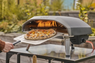 Koda 16 di Ooni è il forno per pizza da esterno alimentato a gas, progettato per cuocere non solo pizze squisite, ma anche bistecche cotte alla fiamma, pesce e verdure. Questo modello raggiunge i 500 °C in soli 15 minuti dalla sua accensione, permettendo una cottura su pietra in soli 60 secondi. Grazie alla manopola di regolazione della temperatura, è possibile aumentare o diminuire il calore a seconda delle proprie necessità per permettere una cottura ottimale delle pietanze in modo facile, veloce e soprattutto senza fumo. Presenta un bruciatore innovativo a forma di L per cuocere la pizza girandola una sola volta. Cuoce pizze fino a 40 cm di diametro. Per usarlo basta collegarlo ad un bombola Gpl. Misura L 63 x P 58 x H 37 cm. Pesa 18 Kg. Prezzo 599 euro. www.it.ooni.com Koda 16 di Ooni è il forno per pizza da esterno alimentato a gas, progettato per cuocere non solo pizze squisite, ma anche bistecche cotte alla fiamma, pesce e verdure. Questo modello raggiunge i 500 °C in soli 15 minuti dalla sua accensione, permettendo una cottura su pietra in soli 60 secondi. Grazie alla manopola di regolazione della temperatura, è possibile aumentare o diminuire il calore a seconda delle proprie necessità per permettere una cottura ottimale delle pietanze in modo facile, veloce e soprattutto senza fumo. Presenta un bruciatore innovativo a forma di L per cuocere la pizza girandola una sola volta. Cuoce pizze fino a 40 cm di diametro. Per usarlo basta collegarlo ad un bombola Gpl. Misura L 63 x P 58 x H 37 cm. Pesa 18 Kg. Prezzo 599 euro. www.it.ooni.com