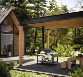Oreste della linea Palazzetti in Giardino è una work station outdoor elegante e funzionale che in un unico volume comprende piastra cottura in pietra lavica, forno a legna, 2 pratici piani lavoro e un vano per caricare la legna e fare la fiamma. Perfetto per essere posizionato all’aperto o sotto un porticato, è progettato anche per la cottura a fiamma diretta per pane e pizza. Basterà accendere il fuoco direttamente nel forno per raggiungere la temperatura di 380° utile a cuocere perfettamente la pizza. https://ingiardino.palazzetti.it/
