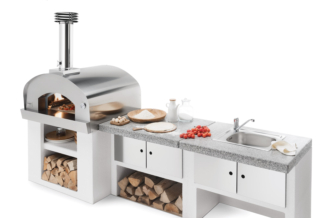 Palazzetti in Giardino: Carmine a legna
Per sfornare pizze e pane con tutto l’aroma della legna,  non serve avere grandi spazi. Carmine a legna della linea Palazzetti in giardino è un pratico forno a legna (fuoco diretto) da appoggio con un’area di cottura per due pizze. Realizzato in acciaio inox e refrattario, ha la particolare conformazione a volta, che, unitamente allo spesso isolamento in lana di roccia, consente il raggiungimento in breve tempo e con un minimo consumo di legna della temperatura ideale per cuocere pane e pizze. Ha la possibilità di essere integrato con tutti i moduli Cookie per la cucina outdoor. Misura 98 x 113 x 85 cm (vano interno forno 60 x 80 cm). https://ingiardino.palazzetti.it/