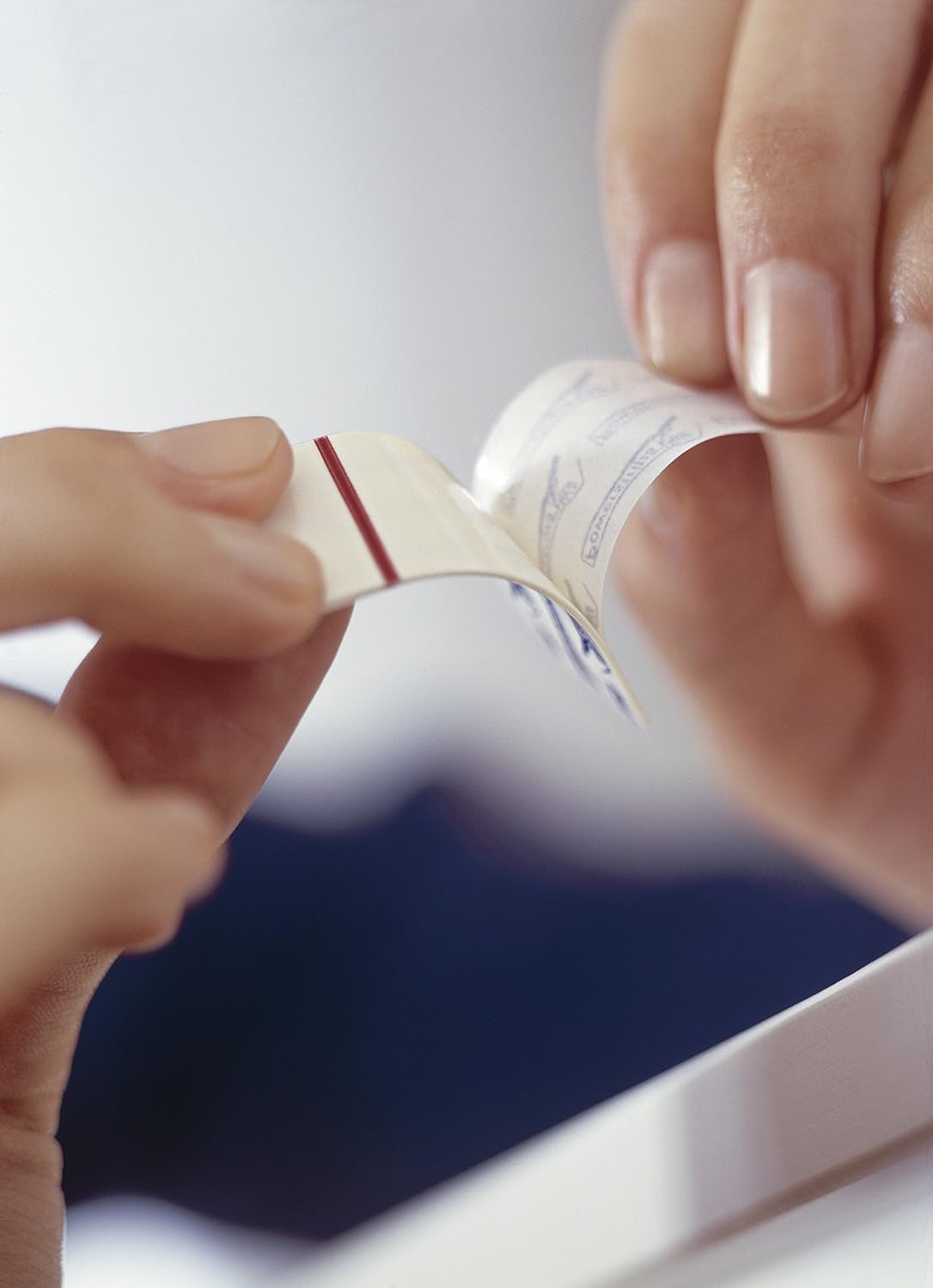 Le piccole Strisce Biadesive Powerstrips di Tesa sono a forte tenuta e permettono di appendere qualunque cosa alla parete senza fare danni. Sono veloci, sicure, rimovibili e waterproof. Attaccando la striscia biadesiva alla superficie, una catena di polimeri flessibili rilascia le sue elevate proprietà adesive, garantendo una tenuta sicura fino a 2 Kg. In questo modo non è necessario bucare il muro, che rimane protetto e intatto. Per rimuovere poi la striscia, basta tirare la linguetta in maniera parallela alla superficie: allungandosi, la striscia si libera dal legame adesivo e si stacca senza lasciare residui né danni alla superficie. Perfette per vetro, piastrelle, etc., non sono invece idonee per polistirolo espanso, gomma piuma, superfici non adesive, materiali porosi. Prezzo 6,57 euro (per la confezione da 10 adesivi). www.amazon.com Le piccole Strisce Biadesive Powerstrips di Tesa sono a forte tenuta e permettono di appendere qualunque cosa alla parete senza fare danni. Sono veloci, sicure, rimovibili e waterproof. Attaccando la striscia biadesiva alla superficie, una catena di polimeri flessibili rilascia le sue elevate proprietà adesive, garantendo una tenuta sicura fino a 2 Kg. In questo modo non è necessario bucare il muro, che rimane protetto e intatto. Per rimuovere poi la striscia, basta tirare la linguetta in maniera parallela alla superficie: allungandosi, la striscia si libera dal legame adesivo e si stacca senza lasciare residui né danni alla superficie. Perfette per vetro, piastrelle, etc., non sono invece idonee per polistirolo espanso, gomma piuma, superfici non adesive, materiali porosi. Prezzo 6,57 euro (per la confezione da 10 adesivi). www.amazon.com