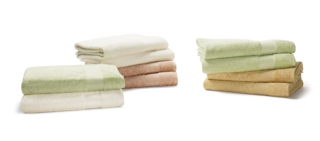 La linea di asciugamano Bamboo di Caleffi in spugna è realizzata in tessuto di cotone e bamboo ecosostenibile, dalle proprietà antibatteriche e traspiranti. Disponibile come set viso e ospite e telo. 520 gr/m2. Prezzo a partire da 17 euro la coppia e 29,50 euro il telo. www.caleffionline.it La linea di asciugamano Bamboo di Caleffi in spugna è realizzata in tessuto di cotone e bamboo ecosostenibile, dalle proprietà antibatteriche e traspiranti. Disponibile come set viso e ospite e telo. 520 gr/m2. Prezzo a partire da 17 euro la coppia e 29,50 euro il telo. www.caleffionline.it