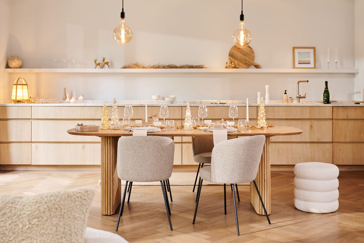 Le scenografiche gambe a listelle color legno naturale sono uno dei punti di forza del tavolo da soggiorno Acacia di Casa, completato da un piano dalla forma arrotondata in legno naturale. Misure H 90 x L 220 x D 2,5 cm. Prezzo 749 euro. www.casashops.com Le scenografiche gambe a listelle color legno naturale sono uno dei punti di forza del tavolo da soggiorno Acacia di Casa, completato da un piano dalla forma arrotondata in legno naturale. Misure H 90 x L 220 x D 2,5 cm. Prezzo 749 euro. www.casashops.com