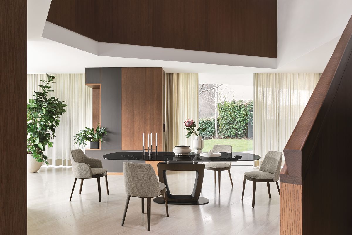 Il tavolo per il soggiorno Orbital di Calligaris ha il basamento (piastra e colonna) in metallo nero opaco, mentre il piano ovale è in vetro temperato grigio fumé. Misure 75 x 263  x 108 cm. Prezzo a partire da 4900 euro. Il tavolo per il soggiorno Orbital di Calligaris ha il basamento (piastra e colonna) in metallo nero opaco, mentre il piano ovale è in vetro temperato grigio fumé. Misure 75 x 263  x 108 cm. Prezzo a partire da 4900 euro.