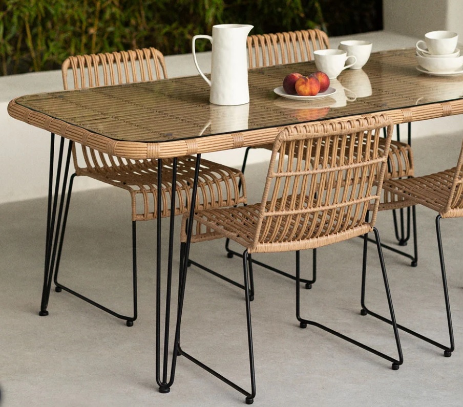 Versatile e romantico, il tavolo da pranzo Leribert di Sklum è reso speciale dal piano quadrato in vimini sintetico protetto da una lastra di vetro trasparente appoggiata. Le sottili gambe in metallo, che si aprono leggermente verso l'esterno, lo rendono stabile e alleggeriscono la struttura. Misura L180 x P 90 x H 76. Prezzo 699,95 euro. www.sklum.com Versatile e romantico, il tavolo da pranzo Leribert di Sklum è reso speciale dal piano quadrato in vimini sintetico protetto da una lastra di vetro trasparente appoggiata. Le sottili gambe in metallo, che si aprono leggermente verso l'esterno, lo rendono stabile e alleggeriscono la struttura. Misura L180 x P 90 x H 76. Prezzo 699,95 euro. www.sklum.com