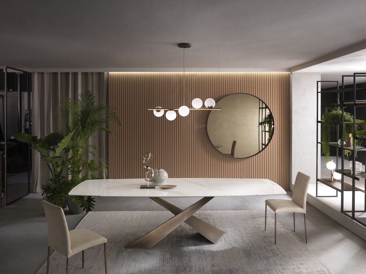 La base del tavolo Living è caratterizzata da due gambe inclinate e sovrapposte fra loro in maniera asimmetrica, che creano un elegante gioco prospettico. La struttura è in metallo verniciato disponibile in un'ampia gamma di finiture del catalogo Riflessi. Il piano, che può essere rettangolare o a botte, allungabile o fisso, è in ceramica bisellata stratificata su vetro dello spessore di 12/15 mm disponibile nelle finiture a catalogo. In foto nella variante con struttura in finitura Ottone spazzolato a mano e piano in ceramica Calacatta Oro lucido. Dimensioni 100x200/280 H76 cm. Prezzo 6.076 euro. www.riflessi.it La base del tavolo Living è caratterizzata da due gambe inclinate e sovrapposte fra loro in maniera asimmetrica, che creano un elegante gioco prospettico. La struttura è in metallo verniciato disponibile in un'ampia gamma di finiture del catalogo Riflessi. Il piano, che può essere rettangolare o a botte, allungabile o fisso, è in ceramica bisellata stratificata su vetro dello spessore di 12/15 mm disponibile nelle finiture a catalogo. In foto nella variante con struttura in finitura Ottone spazzolato a mano e piano in ceramica Calacatta Oro lucido. Dimensioni 100x200/280 H76 cm. Prezzo 6.076 euro. www.riflessi.it