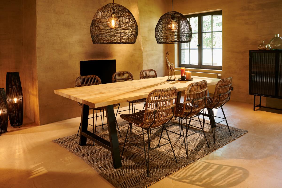 Il tavolo per il soggiorno New Oak di Casa è caratterizzato da un piano rettangolare in legno naturale e da gambe ad A in metallo nero. Può ospitare fino a 6 posti. Misure H 72 x W 95 x L 240 cm. Prezzo 949 euro. www.casashops.com Il tavolo per il soggiorno New Oak di Casa è caratterizzato da un piano rettangolare in legno naturale e da gambe ad A in metallo nero. Può ospitare fino a 6 posti. Misure H 72 x W 95 x L 240 cm. Prezzo 949 euro. www.casashops.com