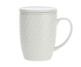 Per preparare e degustare le tisane, Momenti di La Porcellana Bianca è dotata di coperchio e colino interno. Misura Ø 8,5 x H 10,5 cm. Costa 14,90 euro. www.laporcellanabianca.com