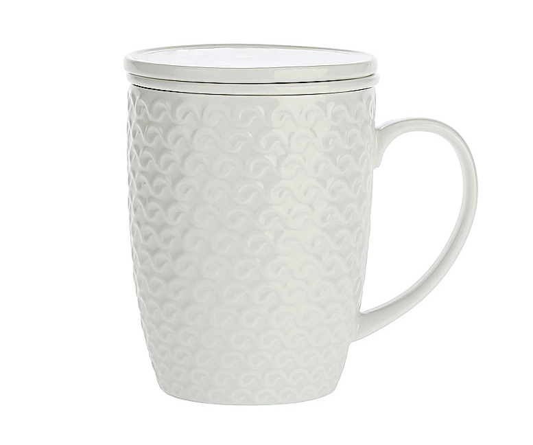 Per preparare e degustare le tisane, Momenti di La Porcellana Bianca è dotata di coperchio e colino interno. Misura Ø 8,5 x H 10,5 cm. Costa 14,90 euro. www.laporcellanabianca.com