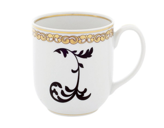 In porcellana bianca, impreziosito da un profilo oro e da un decoro dipinto a mano, la mug Versailles di Vista Alegre non può essere utilizzata nel forno a microonde. Alta 8,9 cm, con una capacità di 316 ml, costa 53 euro. www.vistaalegre.com