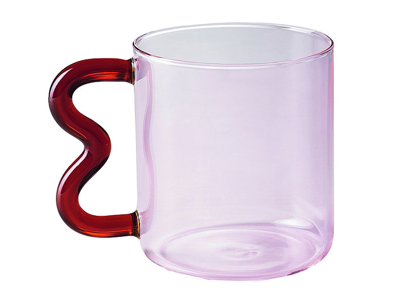 Appartiene alla collezione Yukis di Sklum la tazza in vetro rosa con manico rosso, disponibile anche nei colori grigio, giallo ambra e verde giada, con manici a contrasto. Misura Ø 8,2 x H 9,2 cm. Ha una capacità di 45 cl e costa 9,95 euro. www.sklum.com