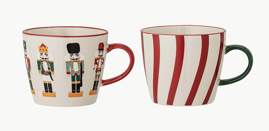 In ceramica, decorate l'una con un motivo a righe l'altra con il tradizionale Schiaccianoci di Natale, le tazze Jolly di Bloomingville sono in vendita da Westwing. Misurano Ø 9 x H 8 cm. Il set di due pezzi costa 16,99 euro. www.westwing.it
