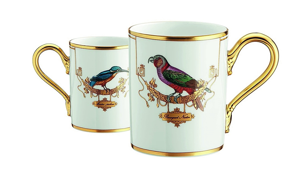 Della serie Volière di Ginori 1735, ispirata a disegni contenuti in ricercate pubblicazioni ottocentesche, le mug in ceramica stile Impero sono decorate con soggetti naturalistici incorniciati da motivi floreali, e arricchiti da profili in oro zecchino. Misurano Ø 8 x H 10 cm. Costano 175 euro l'una. www.ginori1735.com