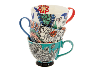 Perfette per la colazione, le tazze in stoneware di Coincasa sono dipinte a mano con grandi corolle. In diverse fantasie, hanno base e manico in nuance. Una misura Ø 9 x H 12 cm e costa 16,90 euro. www.coin.it