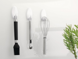 Disponibili in diversi formati, dimensioni e colori, i Ganci Powerstrips di Tesa ovali consentono di appendere facilmente al muro mestoli, presine, scatole e altri utensili da cucina. Due le gamme: acciaio inox o plastica di alta qualità. Sono adatti per essere applicati su superfici lisce, vetro e mattonelle e possono reggere pesi fino ai 2 kg. Non idonei per l'utilizzo su polistirolo, gommapiuma, superfici con rivestimento non adesivo, materiali porosi. Prezzo circa 8 euro per la confezione da 2 pezzi. www.tesa.com Disponibili in diversi formati, dimensioni e colori, i Ganci Powerstrips di Tesa ovali consentono di appendere facilmente al muro mestoli, presine, scatole e altri utensili da cucina. Due le gamme: acciaio inox o plastica di alta qualità. Sono adatti per essere applicati su superfici lisce, vetro e mattonelle e possono reggere pesi fino ai 2 kg. Non idonei per l'utilizzo su polistirolo, gommapiuma, superfici con rivestimento non adesivo, materiali porosi. Prezzo circa 8 euro per la confezione da 2 pezzi. www.tesa.com