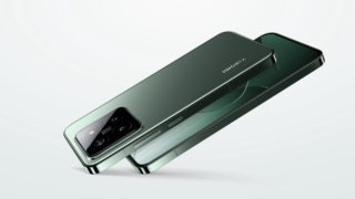 Xiaomi 14 di Xiaomi – in mostra all’ultimo MWC – presenta un pannello posteriore leggermente curvo che offre una presa comoda e sicura, consentendo un utilizzo prolungato. È dotato di una configurazione completa a tre fotocamere per offrire un’esperienza fotografica a tutto tondo, e copre un’ampia gamma di focali da 14 mm a 75 mm. Progettato con obiettivi Leica Summilux che offrono un’apertura di ƒ/1.6 sulla fotocamera principale, abbinati al sensore di immagine custom e con un dinamic range fino a 13,5EV. Inoltre, la risoluzione della fotocamera ultra-grandangolare Leica da 14 mm è stata portata a 50 MP e offre anche l’acclamato teleobiettivo a lenti flottanti Leica da 75 mm, con una distanza minima di messa a fuoco di soli 10cm. In termini di display, è dotato di uno schermo CrystalRes Amoled 1.5K (2670 x 1200) da 6,36”. La densità di pixel dello schermo è stata aumentata a 460 PPI, per offrire ancora più particolari. Grazie all’eccezionale luminosità da 3000 nits, i colori risultano vivaci e le immagini rimangono nitide anche sotto la luce diretta del sole. Inoltre, la frequenza di aggiornamento variabile, da 1 a 120Hz, garantisce un’esperienza visiva fluida e continua durante tutte le attività, incluse la navigazione, la lettura e il gioco. Alimentato dalla piattaforma mobile Snapdragon 8 Gen 3, che vanta un incredibile aumento delle prestazioni della CPU del 32% e una riduzione del consumo energetico del 34%, oltre a un notevole aumento delle prestazioni della GPU del 34% e una riduzione del consumo energetico del 38%, rispetto alla versione precedente. Il sistema Qualcomm FastConnect 7800, porta il Wi-Fi 7 con una capacità di 320MHz. Grazie al sistema di raffreddamento offre un livello di fluidità senza precedenti in scenari impegnativi come la registrazione video, la fotografia computazionale, l’intelligenza artificiale in tempo reale e i giochi intensivi. Questo smartphone è alimentato da una batteria da 4.610mAh con HyperCharge da 90W e HyperCharge wireless da 50W. Inoltre, presenta il sistema operativo all’avanguardia HyperOS, frutto di sette anni di lavoro mirato allo sviluppo, progettato per l’ecosistema intelligente “Human X Car X Home”, concentrandosi su quattro obiettivi principali: refactoring completo, connettività intelligente tra dispositivi, intelligenza proattiva e sicurezza end-to-end. Grazie a questo, è possibile sperimentare un’elevata fluidità del sistema con funzionalità avanzate di gestione dei file e della memoria, un’interfaccia utente rinnovata arricchita dal sottosistema grafico, una connettività perfetta tra i dispositivi e funzioni complete di sicurezza e privacy per garantire un’esperienza sicura e connessa. Questo dispositivo abbraccia pienamente la tecnologia AI all’avanguardia per offrire agli utenti una vita più intelligente. I modelli AI sono integrati in varie applicazioni di sistema, fornendo funzioni più snelle e intelligenti. I sottotitoli AI consentono la trascrizione in tempo reale dei contenuti parlati durante le videoconferenze. AI Album Search impiega l’elaborazione del linguaggio naturale, consentendo agli utenti di individuare immagini specifiche all’interno delle proprie raccolte fotografiche descrivendo ciò che stanno cercando. AI Portrait utilizza algoritmi avanzati per creare nuove composizioni di ritratti a partire da immagini preesistenti. Inoltre, AI Expansion facilita l’estensione realistica dei contenuti delle immagini esistenti, offrendo nuove possibilità creative. L’intelligenza proattiva è ottenuta grazie ad HyperMind, che consente ai dispositivi di comprendere in modo proattivo le esigenze dell’utente e di agire di conseguenza, questa utilizza le quattro capacità percettive dei dispositivi – ambiente, visione, suono e comportamento – per apprendere le preferenze degli utenti e adattare automaticamente i dispositivi alle loro esigenze. Ad esempio, se un utente accende abitualmente la luce del soggiorno quando sblocca la serratura della porta smart, il sistema illuminerà automaticamente la stanza dopo aver appreso questo schema, e dopo aver ottenuto il consenso dell’utente. Prezzo a partire da 999,90 euro per il modello da 12 GB + 256 GB. http://www.mi.com Xiaomi 14 di Xiaomi – in mostra all’ultimo MWC – presenta un pannello posteriore leggermente curvo che offre una presa comoda e sicura, consentendo un utilizzo prolungato. È dotato di una configurazione completa a tre fotocamere per offrire un’esperienza fotografica a tutto tondo, e copre un’ampia gamma di focali da 14 mm a 75 mm. Progettato con obiettivi Leica Summilux che offrono un’apertura di ƒ/1.6 sulla fotocamera principale, abbinati al sensore di immagine custom e con un dinamic range fino a 13,5EV. Inoltre, la risoluzione della fotocamera ultra-grandangolare Leica da 14 mm è stata portata a 50 MP e offre anche l’acclamato teleobiettivo a lenti flottanti Leica da 75 mm, con una distanza minima di messa a fuoco di soli 10cm. In termini di display, è dotato di uno schermo CrystalRes Amoled 1.5K (2670 x 1200) da 6,36”. La densità di pixel dello schermo è stata aumentata a 460 PPI, per offrire ancora più particolari. Grazie all’eccezionale luminosità da 3000 nits, i colori risultano vivaci e le immagini rimangono nitide anche sotto la luce diretta del sole. Inoltre, la frequenza di aggiornamento variabile, da 1 a 120Hz, garantisce un’esperienza visiva fluida e continua durante tutte le attività, incluse la navigazione, la lettura e il gioco. Alimentato dalla piattaforma mobile Snapdragon 8 Gen 3, che vanta un incredibile aumento delle prestazioni della CPU del 32% e una riduzione del consumo energetico del 34%, oltre a un notevole aumento delle prestazioni della GPU del 34% e una riduzione del consumo energetico del 38%, rispetto alla versione precedente. Il sistema Qualcomm FastConnect 7800, porta il Wi-Fi 7 con una capacità di 320MHz. Grazie al sistema di raffreddamento offre un livello di fluidità senza precedenti in scenari impegnativi come la registrazione video, la fotografia computazionale, l’intelligenza artificiale in tempo reale e i giochi intensivi. Questo smartphone è alimentato da una batteria da 4.610mAh con HyperCharge da 90W e HyperCharge wireless da 50W. Inoltre, presenta il sistema operativo all’avanguardia HyperOS, frutto di sette anni di lavoro mirato allo sviluppo, progettato per l’ecosistema intelligente “Human X Car X Home”, concentrandosi su quattro obiettivi principali: refactoring completo, connettività intelligente tra dispositivi, intelligenza proattiva e sicurezza end-to-end. Grazie a questo, è possibile sperimentare un’elevata fluidità del sistema con funzionalità avanzate di gestione dei file e della memoria, un’interfaccia utente rinnovata arricchita dal sottosistema grafico, una connettività perfetta tra i dispositivi e funzioni complete di sicurezza e privacy per garantire un’esperienza sicura e connessa. Questo dispositivo abbraccia pienamente la tecnologia AI all’avanguardia per offrire agli utenti una vita più intelligente. I modelli AI sono integrati in varie applicazioni di sistema, fornendo funzioni più snelle e intelligenti. I sottotitoli AI consentono la trascrizione in tempo reale dei contenuti parlati durante le videoconferenze. AI Album Search impiega l’elaborazione del linguaggio naturale, consentendo agli utenti di individuare immagini specifiche all’interno delle proprie raccolte fotografiche descrivendo ciò che stanno cercando. AI Portrait utilizza algoritmi avanzati per creare nuove composizioni di ritratti a partire da immagini preesistenti. Inoltre, AI Expansion facilita l’estensione realistica dei contenuti delle immagini esistenti, offrendo nuove possibilità creative. L’intelligenza proattiva è ottenuta grazie ad HyperMind, che consente ai dispositivi di comprendere in modo proattivo le esigenze dell’utente e di agire di conseguenza, questa utilizza le quattro capacità percettive dei dispositivi – ambiente, visione, suono e comportamento – per apprendere le preferenze degli utenti e adattare automaticamente i dispositivi alle loro esigenze. Ad esempio, se un utente accende abitualmente la luce del soggiorno quando sblocca la serratura della porta smart, il sistema illuminerà automaticamente la stanza dopo aver appreso questo schema, e dopo aver ottenuto il consenso dell’utente. Prezzo a partire da 999,90 euro per il modello da 12 GB + 256 GB. http://www.mi.com