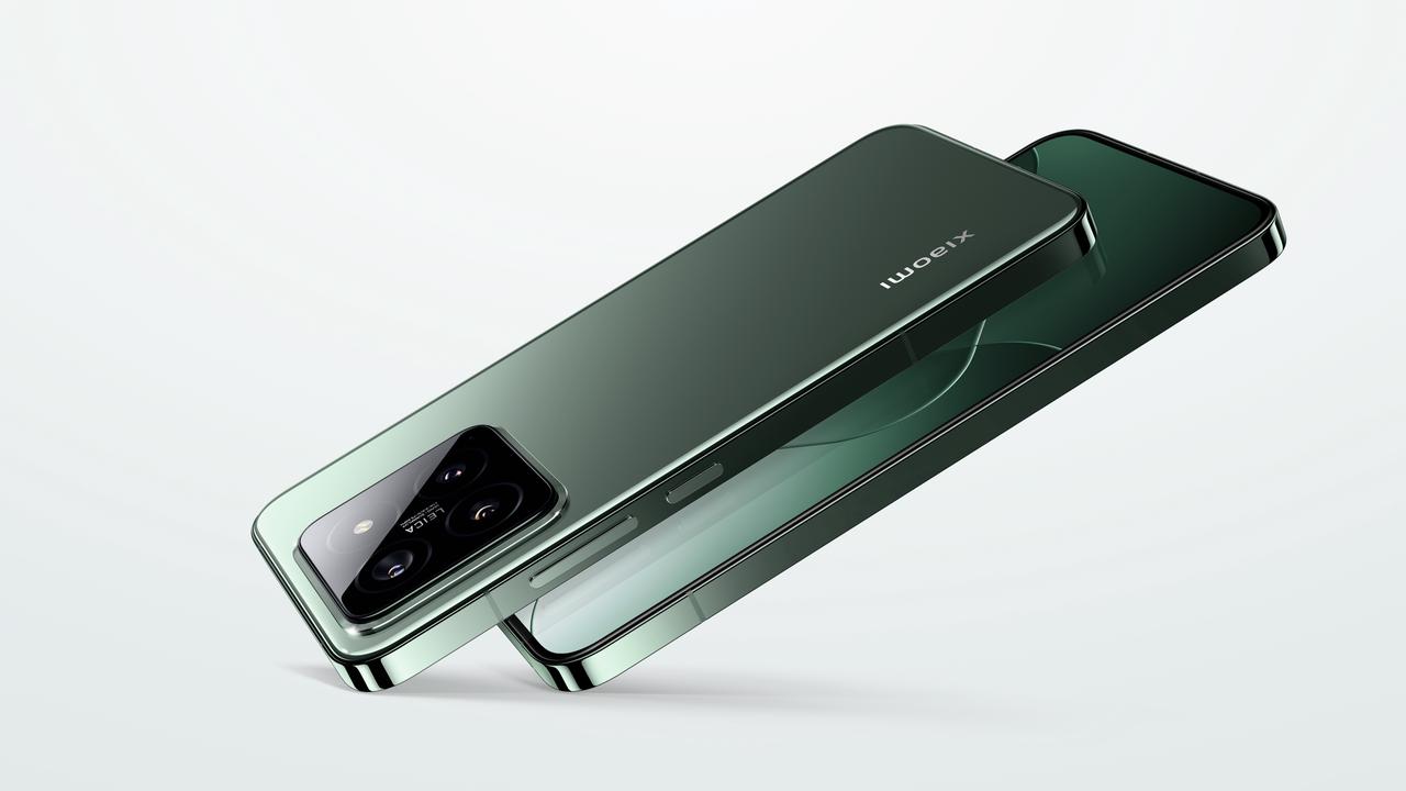 Xiaomi 14 di Xiaomi – in mostra all’ultimo MWC – presenta un pannello posteriore leggermente curvo che offre una presa comoda e sicura, consentendo un utilizzo prolungato. È dotato di una configurazione completa a tre fotocamere per offrire un’esperienza fotografica a tutto tondo, e copre un’ampia gamma di focali da 14 mm a 75 mm. Progettato con obiettivi Leica Summilux che offrono un’apertura di ƒ/1.6 sulla fotocamera principale, abbinati al sensore di immagine custom e con un dinamic range fino a 13,5EV. Inoltre, la risoluzione della fotocamera ultra-grandangolare Leica da 14 mm è stata portata a 50 MP e offre anche l’acclamato teleobiettivo a lenti flottanti Leica da 75 mm, con una distanza minima di messa a fuoco di soli 10cm. In termini di display, è dotato di uno schermo CrystalRes Amoled 1.5K (2670 x 1200) da 6,36”. La densità di pixel dello schermo è stata aumentata a 460 PPI, per offrire ancora più particolari. Grazie all’eccezionale luminosità da 3000 nits, i colori risultano vivaci e le immagini rimangono nitide anche sotto la luce diretta del sole. Inoltre, la frequenza di aggiornamento variabile, da 1 a 120Hz, garantisce un’esperienza visiva fluida e continua durante tutte le attività, incluse la navigazione, la lettura e il gioco. Alimentato dalla piattaforma mobile Snapdragon 8 Gen 3, che vanta un incredibile aumento delle prestazioni della CPU del 32% e una riduzione del consumo energetico del 34%, oltre a un notevole aumento delle prestazioni della GPU del 34% e una riduzione del consumo energetico del 38%, rispetto alla versione precedente. Il sistema Qualcomm FastConnect 7800, porta il Wi-Fi 7 con una capacità di 320MHz. Grazie al sistema di raffreddamento offre un livello di fluidità senza precedenti in scenari impegnativi come la registrazione video, la fotografia computazionale, l’intelligenza artificiale in tempo reale e i giochi intensivi. Questo smartphone è alimentato da una batteria da 4.610mAh con HyperCharge da 90W e HyperCharge wireless da 50W. Inoltre, presenta il sistema operativo all’avanguardia HyperOS, frutto di sette anni di lavoro mirato allo sviluppo, progettato per l’ecosistema intelligente “Human X Car X Home”, concentrandosi su quattro obiettivi principali: refactoring completo, connettività intelligente tra dispositivi, intelligenza proattiva e sicurezza end-to-end. Grazie a questo, è possibile sperimentare un’elevata fluidità del sistema con funzionalità avanzate di gestione dei file e della memoria, un’interfaccia utente rinnovata arricchita dal sottosistema grafico, una connettività perfetta tra i dispositivi e funzioni complete di sicurezza e privacy per garantire un’esperienza sicura e connessa. Questo dispositivo abbraccia pienamente la tecnologia AI all’avanguardia per offrire agli utenti una vita più intelligente. I modelli AI sono integrati in varie applicazioni di sistema, fornendo funzioni più snelle e intelligenti. I sottotitoli AI consentono la trascrizione in tempo reale dei contenuti parlati durante le videoconferenze. AI Album Search impiega l’elaborazione del linguaggio naturale, consentendo agli utenti di individuare immagini specifiche all’interno delle proprie raccolte fotografiche descrivendo ciò che stanno cercando. AI Portrait utilizza algoritmi avanzati per creare nuove composizioni di ritratti a partire da immagini preesistenti. Inoltre, AI Expansion facilita l’estensione realistica dei contenuti delle immagini esistenti, offrendo nuove possibilità creative. L’intelligenza proattiva è ottenuta grazie ad HyperMind, che consente ai dispositivi di comprendere in modo proattivo le esigenze dell’utente e di agire di conseguenza, questa utilizza le quattro capacità percettive dei dispositivi – ambiente, visione, suono e comportamento – per apprendere le preferenze degli utenti e adattare automaticamente i dispositivi alle loro esigenze. Ad esempio, se un utente accende abitualmente la luce del soggiorno quando sblocca la serratura della porta smart, il sistema illuminerà automaticamente la stanza dopo aver appreso questo schema, e dopo aver ottenuto il consenso dell’utente. Prezzo a partire da 999,90 euro per il modello da 12 GB + 256 GB. http://www.mi.com Xiaomi 14 di Xiaomi – in mostra all’ultimo MWC – presenta un pannello posteriore leggermente curvo che offre una presa comoda e sicura, consentendo un utilizzo prolungato. È dotato di una configurazione completa a tre fotocamere per offrire un’esperienza fotografica a tutto tondo, e copre un’ampia gamma di focali da 14 mm a 75 mm. Progettato con obiettivi Leica Summilux che offrono un’apertura di ƒ/1.6 sulla fotocamera principale, abbinati al sensore di immagine custom e con un dinamic range fino a 13,5EV. Inoltre, la risoluzione della fotocamera ultra-grandangolare Leica da 14 mm è stata portata a 50 MP e offre anche l’acclamato teleobiettivo a lenti flottanti Leica da 75 mm, con una distanza minima di messa a fuoco di soli 10cm. In termini di display, è dotato di uno schermo CrystalRes Amoled 1.5K (2670 x 1200) da 6,36”. La densità di pixel dello schermo è stata aumentata a 460 PPI, per offrire ancora più particolari. Grazie all’eccezionale luminosità da 3000 nits, i colori risultano vivaci e le immagini rimangono nitide anche sotto la luce diretta del sole. Inoltre, la frequenza di aggiornamento variabile, da 1 a 120Hz, garantisce un’esperienza visiva fluida e continua durante tutte le attività, incluse la navigazione, la lettura e il gioco. Alimentato dalla piattaforma mobile Snapdragon 8 Gen 3, che vanta un incredibile aumento delle prestazioni della CPU del 32% e una riduzione del consumo energetico del 34%, oltre a un notevole aumento delle prestazioni della GPU del 34% e una riduzione del consumo energetico del 38%, rispetto alla versione precedente. Il sistema Qualcomm FastConnect 7800, porta il Wi-Fi 7 con una capacità di 320MHz. Grazie al sistema di raffreddamento offre un livello di fluidità senza precedenti in scenari impegnativi come la registrazione video, la fotografia computazionale, l’intelligenza artificiale in tempo reale e i giochi intensivi. Questo smartphone è alimentato da una batteria da 4.610mAh con HyperCharge da 90W e HyperCharge wireless da 50W. Inoltre, presenta il sistema operativo all’avanguardia HyperOS, frutto di sette anni di lavoro mirato allo sviluppo, progettato per l’ecosistema intelligente “Human X Car X Home”, concentrandosi su quattro obiettivi principali: refactoring completo, connettività intelligente tra dispositivi, intelligenza proattiva e sicurezza end-to-end. Grazie a questo, è possibile sperimentare un’elevata fluidità del sistema con funzionalità avanzate di gestione dei file e della memoria, un’interfaccia utente rinnovata arricchita dal sottosistema grafico, una connettività perfetta tra i dispositivi e funzioni complete di sicurezza e privacy per garantire un’esperienza sicura e connessa. Questo dispositivo abbraccia pienamente la tecnologia AI all’avanguardia per offrire agli utenti una vita più intelligente. I modelli AI sono integrati in varie applicazioni di sistema, fornendo funzioni più snelle e intelligenti. I sottotitoli AI consentono la trascrizione in tempo reale dei contenuti parlati durante le videoconferenze. AI Album Search impiega l’elaborazione del linguaggio naturale, consentendo agli utenti di individuare immagini specifiche all’interno delle proprie raccolte fotografiche descrivendo ciò che stanno cercando. AI Portrait utilizza algoritmi avanzati per creare nuove composizioni di ritratti a partire da immagini preesistenti. Inoltre, AI Expansion facilita l’estensione realistica dei contenuti delle immagini esistenti, offrendo nuove possibilità creative. L’intelligenza proattiva è ottenuta grazie ad HyperMind, che consente ai dispositivi di comprendere in modo proattivo le esigenze dell’utente e di agire di conseguenza, questa utilizza le quattro capacità percettive dei dispositivi – ambiente, visione, suono e comportamento – per apprendere le preferenze degli utenti e adattare automaticamente i dispositivi alle loro esigenze. Ad esempio, se un utente accende abitualmente la luce del soggiorno quando sblocca la serratura della porta smart, il sistema illuminerà automaticamente la stanza dopo aver appreso questo schema, e dopo aver ottenuto il consenso dell’utente. Prezzo a partire da 999,90 euro per il modello da 12 GB + 256 GB. http://www.mi.com