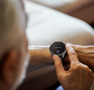 Il nuovo sistema operativo Zepp OS 3.5 di Zepp Health Corporation integra Zepp Flow e porta un livello di interazione completamente nuovo sui wearable del brand, in quanto rende gli smartwatch Amazfit di Zepp Health i primi indossabili al mondo ad avere un’interfaccia utente linguistica (LUI) completamente integrata e alimentata da LLM AI nel proprio sistema operativo. Il fulcro rappresenta molto di più di un semplice assistente vocale: incarna un cambiamento di paradigma
nell’esperienza utente. Progettato per comprendere il linguaggio naturale, elimina la necessità di comandi o parole chiave predefinite, consentendo agli utenti di esprimere liberamente le proprie intenzioni. Interpretando intuitivamente le richieste dell’utente, che si tratti di avviare un allenamento o di gestire le attività quotidiane, ottimizza l’esperienza dell’utente, rendendola più intuitiva e semplice. Questa innovazione rappresenta un salto significativo verso un futuro in cui l’intelligenza artificiale si integra perfettamente nella vita quotidiana, in particolare nei settori della salute, del fitness e della produttività. Un futuro di connettività e Intelligence. Garantisce conversazione naturale, riconoscimento efficiente, comprensione precisa e consente di programmare riunioni, rispondere alle notifiche, gestire il tempo impostando un timer, controllare il meteo, tenere traccia della forma fisica e lo stato di salute, partecipare alle chat, impostare un System Mode (come “sonno” per non essere disturbati). Il sistema operativo sarà supportato su Amazfit Balance in Italia a partire dal primo maggio 2024. http://www.zepp.com Il nuovo sistema operativo Zepp OS 3.5 di Zepp Health Corporation integra Zepp Flow e porta un livello di interazione completamente nuovo sui wearable del brand, in quanto rende gli smartwatch Amazfit di Zepp Health i primi indossabili al mondo ad avere un’interfaccia utente linguistica (LUI) completamente integrata e alimentata da LLM AI nel proprio sistema operativo. Il fulcro rappresenta molto di più di un semplice assistente vocale: incarna un cambiamento di paradigma
nell’esperienza utente. Progettato per comprendere il linguaggio naturale, elimina la necessità di comandi o parole chiave predefinite, consentendo agli utenti di esprimere liberamente le proprie intenzioni. Interpretando intuitivamente le richieste dell’utente, che si tratti di avviare un allenamento o di gestire le attività quotidiane, ottimizza l’esperienza dell’utente, rendendola più intuitiva e semplice. Questa innovazione rappresenta un salto significativo verso un futuro in cui l’intelligenza artificiale si integra perfettamente nella vita quotidiana, in particolare nei settori della salute, del fitness e della produttività. Un futuro di connettività e Intelligence. Garantisce conversazione naturale, riconoscimento efficiente, comprensione precisa e consente di programmare riunioni, rispondere alle notifiche, gestire il tempo impostando un timer, controllare il meteo, tenere traccia della forma fisica e lo stato di salute, partecipare alle chat, impostare un System Mode (come “sonno” per non essere disturbati). Il sistema operativo sarà supportato su Amazfit Balance in Italia a partire dal primo maggio 2024. http://www.zepp.com